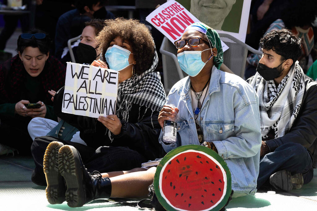 Anti-Israel demonstration at NYU (Photo: Michael M. Santiago / GETTY IMAGES NORTH AMERICA / AFP) הפגנה נגד ישראל באוניברסיטת ניו יורק ארה"ב NYU