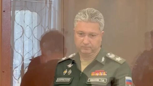 רוסיה טימור איבנוב סגן שר ההגנה נעצר חשד ל שחיתות כאן בכלוב ה נאשמים ב בית המשפט