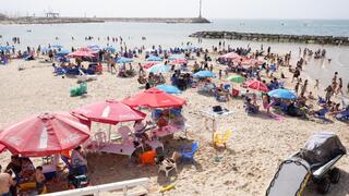 מבלים בחוף אשקלון