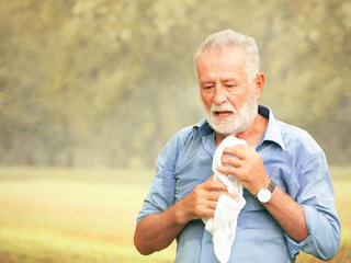 איש מבוגר מתקשה בעת עומס חום