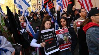 המוני מפגינים ישראלים ויהודים הגיעו לעצרת מחאה מול אוניברסיטת קולומביה בניו יורק במטרה ״להשיב את החטופים לסדר היום״