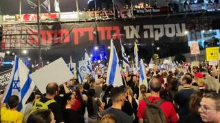 הפגנה להחזרת החטופים בגשר בשער בגין של הקריה בתל אביב