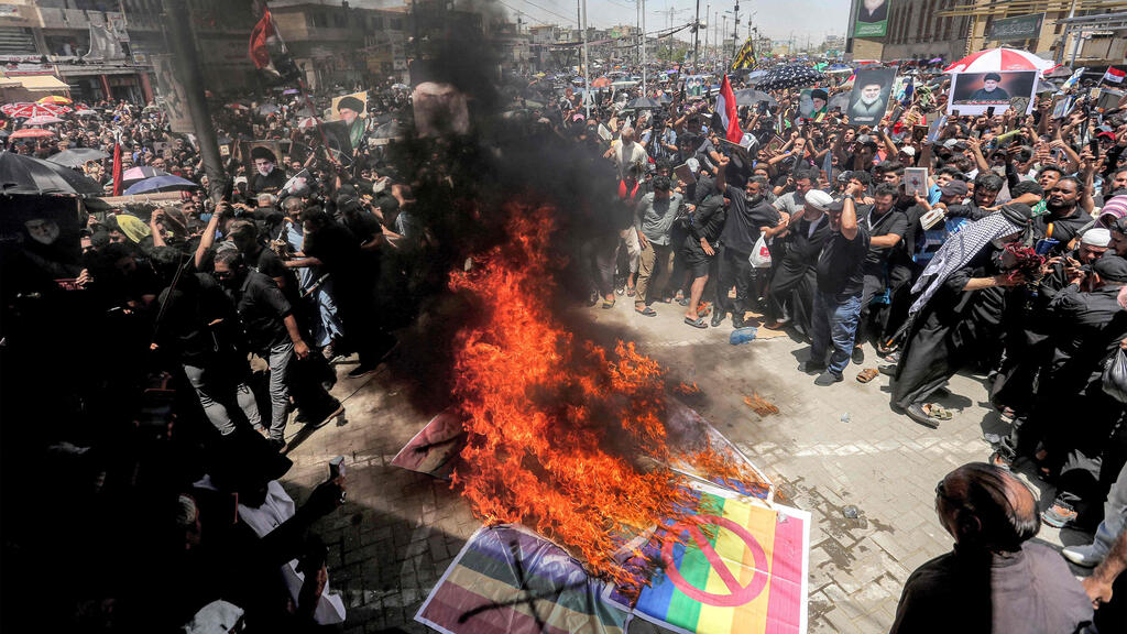 עיראק תומכי מוקתדה א סאדר שורפים דגלי גאווה להט"ב