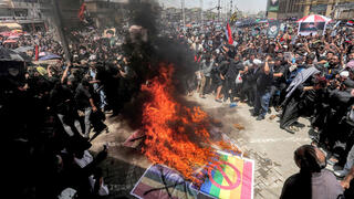 עיראק תומכי מוקתדה א סאדר שורפים דגלי גאווה להט"ב