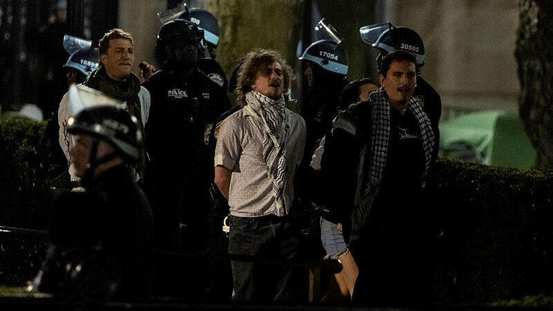 המשטרה פשטה על אוניברסיטת קולומביה ועצרה מפגינים פרו-פלסטינים