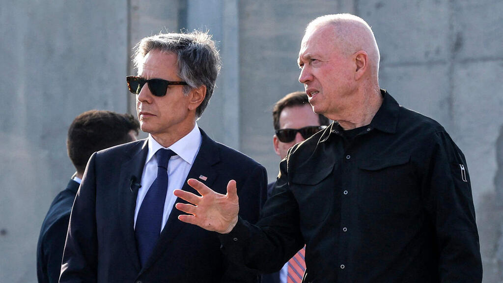 שר הביטחון יואב גלנט בכרם שלום עם מזכיר המדינה האמריקני אנתוני בלינקן