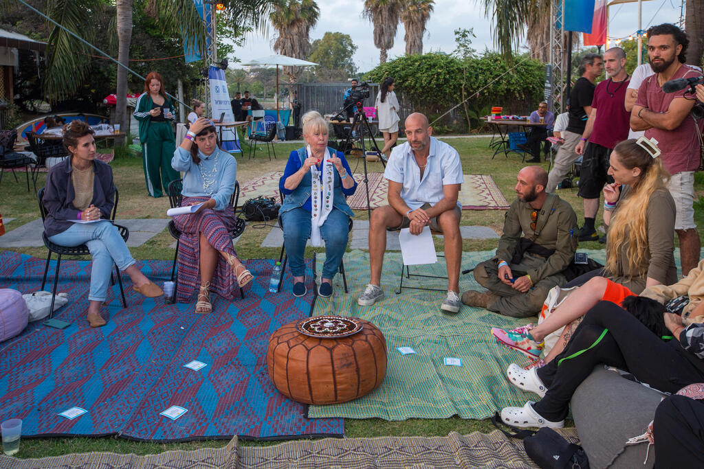 זיכרון בסלון של שורדי שואה ביחד עם שורדי הנובה