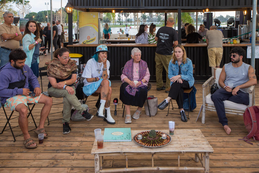 זיכרון בסלון של שורדי שואה ביחד עם שורדי הנובה