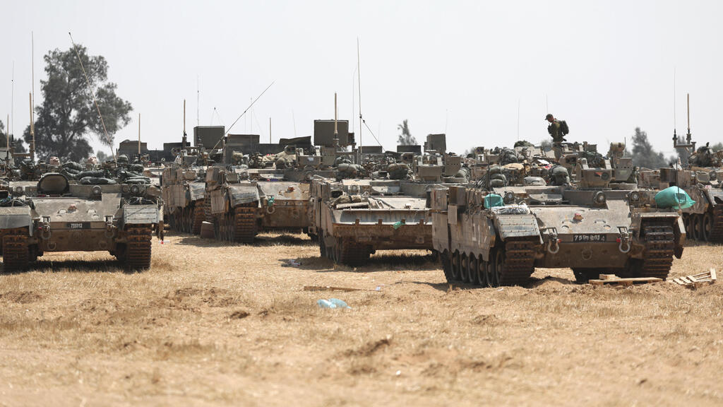 IDF forces near the Gaza border of Rafah (צילום: EPA/ATEF SAFADI) כוחות צה"ל בגבול עזה ליד רפיח