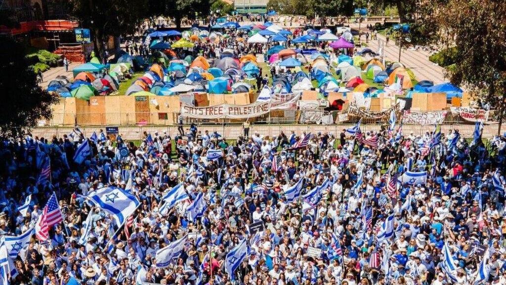 שתי הפגנות, בעד ונגד ישראל אחת מול השנייה באוניברסיטת UCLA בלוס אנג'לס, קליפורניה 