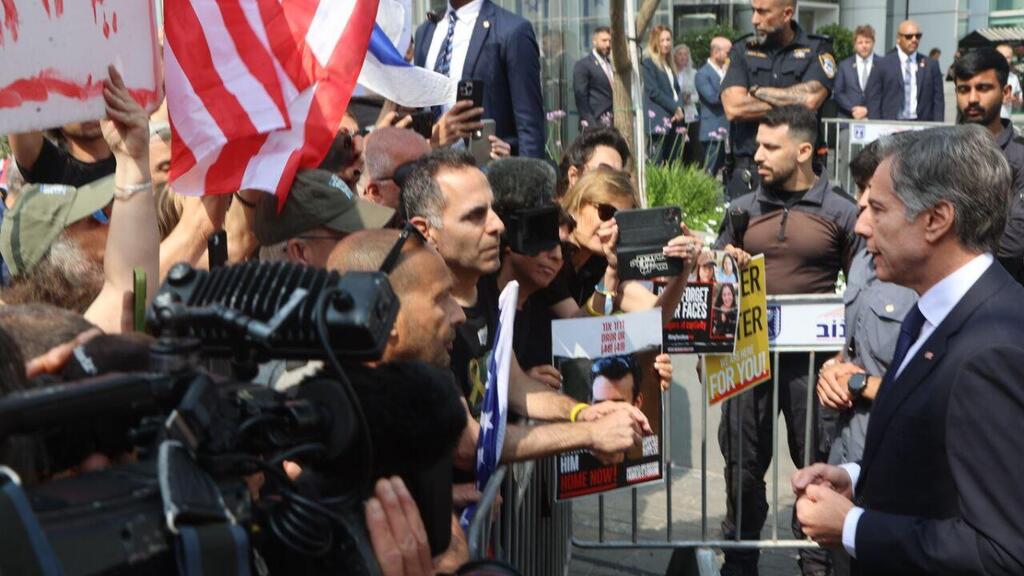 אנתוני בלינקן מזכיר המדינה האמריקני יוצא למפגינים בתל אביב