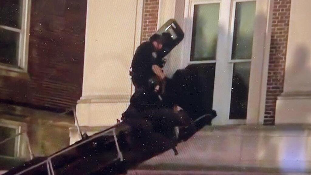 המשטרה נכנסת לבניין המילטון באוניברסיטת קולומביה דרך החלונות