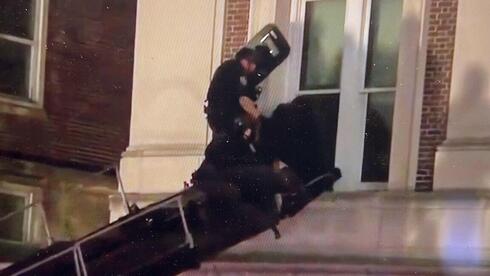המשטרה נכנסת לבניין המילטון באוניברסיטת קולומביה דרך החלונות