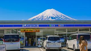 הר פוג'י מעל לחנות הנוחות ביום עם ראות מצוינת