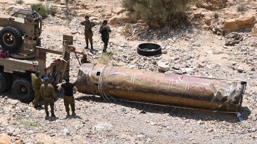 IDF forces with the Iranian missile remnants (Photo: Herzl Yosef) פינוי טיל איראני בערד בירידות לים המלח