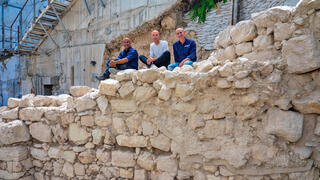 חומת העיר ירושלים כפי שהתגלתה בחפירות רשות העתיקות בעיר דוד, והחוקרים ד"ר ג'ו עוזיאל, ד"ר פיליפ ווקסבוביץ ואורטל כלף