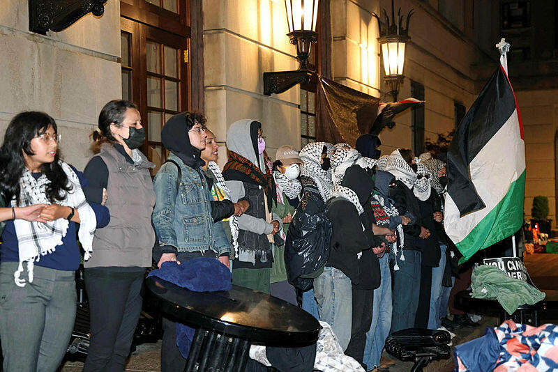 אוניברסיטת קולומביה בניו יורק, מפגינים פלשתינים מתבצרים בכניסה לבניין המילטון