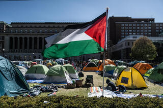מפגינים פרו פלסטינים תומכי חמאס מול שוטרים ליד אוניברסיטת קולומביה