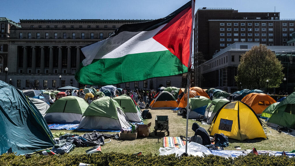 מפגינים פרו פלסטינים תומכי חמאס מול שוטרים ליד אוניברסיטת קולומביה