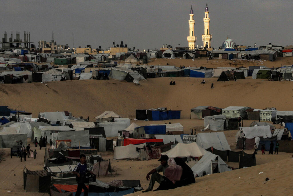 מסגד ואוהלים בעיר העקורים רפיח ברצועת עזה
