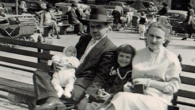 יוסף אנגל ומשפחתו הצעירה בניו יורק