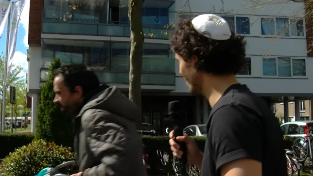 העיתונאי ואחד האנשים ששאל ברחוב באמסטרדם