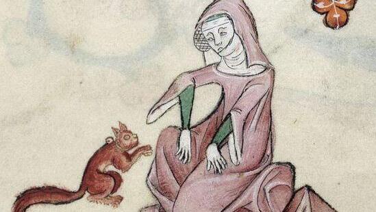 אישה עם סנאי אדום שמשמש כחיית המחמד שלה