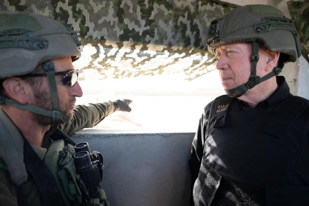 Defense Minister Yoav Gallant (right) visits troops in central Gaza (Photo: Defense Ministry) יואב גלנט עם לוחמי אוגדה 99 בפעולות במרכז רצועת עזה