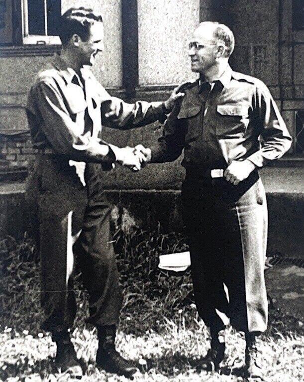 מימין לשמאל: דודו של מייקל אורן, ג'ו, לצד אביו של מייקל, לסטר. שניהם במדי הצבא האמריקני בזמן מלחמת העולם השנייה