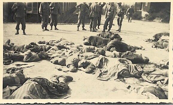 גופות יהודים במחנה בוכנוולד. ברקע חיילים אמריקנים ששחררו את המחנה