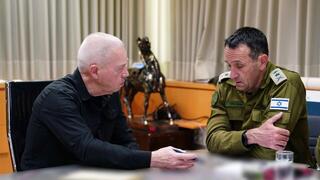 שר הביטחון יואב גלנט עם הרמטכ״ל רב-אלוף הרצי הלוי וראש אגף המבצעים בצה״ל האלוף עודד בסיוק