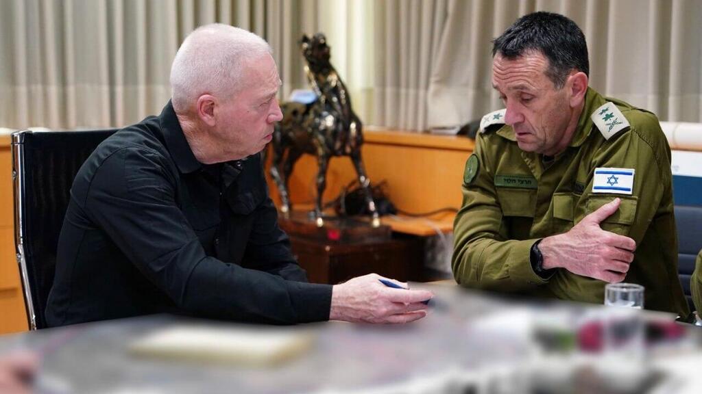 שר הביטחון יואב גלנט עם הרמטכ״ל רב-אלוף הרצי הלוי וראש אגף המבצעים בצה״ל האלוף עודד בסיוק