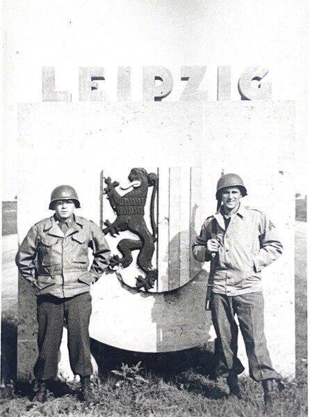 מימין לשמאל: אביו של מייקל, לסטר, לצד אחיו ג'ו, בלייפציג במדי צבא ארה"ב