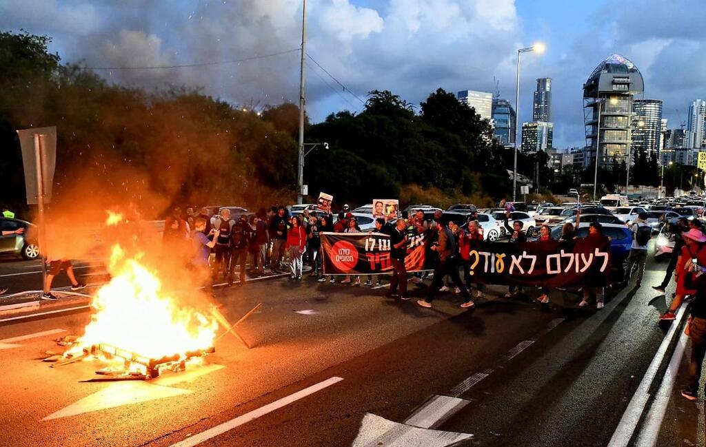 משפחות חטופים חוסמות את איילון צפון