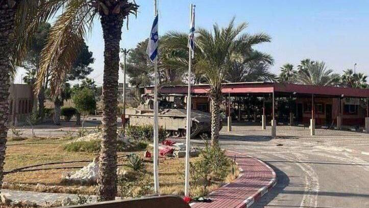 כלי רכב של צה"ל בצד העזתי של מעבר רפיח רצועת עזה