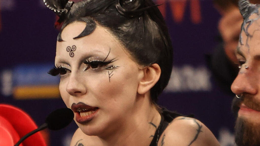 במבי ת'אג, נציג.ת אירלנד, מתוך מסיבת העיתונאים לאחר חצי הגמר הראשון באירוויזיון 2024