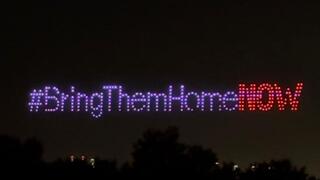 "Bring Them Home Now" : מאות רחפנים האירו את שמי ניו יורק