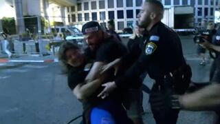 עימותים בין ג'ינה צנגאוקר לשוטרים בהפגנה של משפחות החטופים בתל אביב