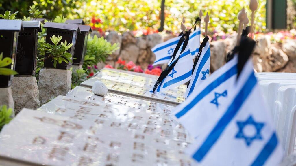 משפחות שכולות עולות להר הרצל לקראת טקס יום הזיכרון
