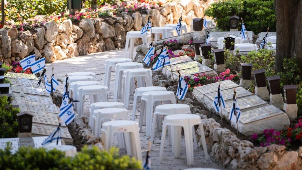 משפחות שכולות עולות להר הרצל לקראת טקס יום הזיכרון