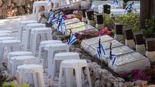 משפחות שכולות עולות להר הרצל לקראת טקס יום הזיכרון