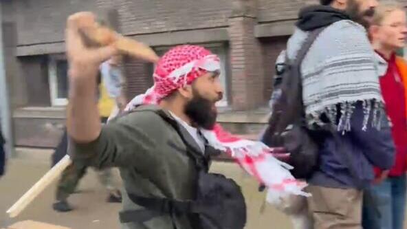 אחד המפגינים תוקף. מתוך הסרטון