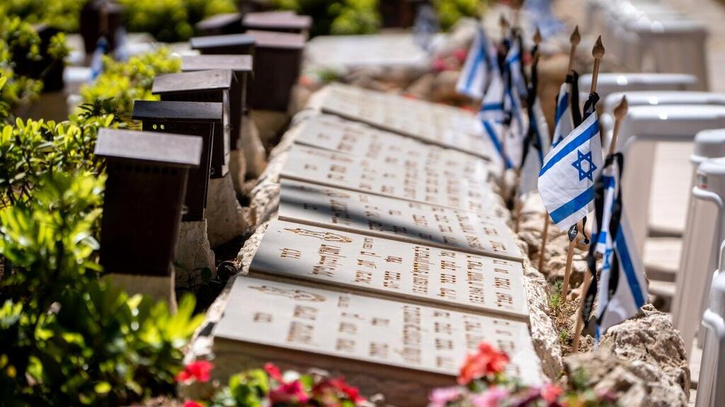 משפחות שכולות עולות להר הרצל לקראת טקס יום הזיכרון