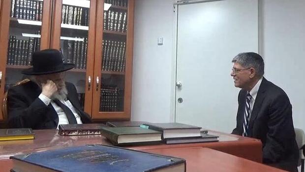 שגריר ארה"ב בישראל, ג'ק לו, נפגש עם הרב משה הלל הירש, מנהיג הציבור החרדי-ליטאי