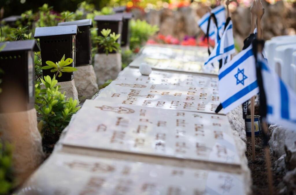 משפחות שכולות עולות להר הרצל לקראת טקס יום הזיכרון