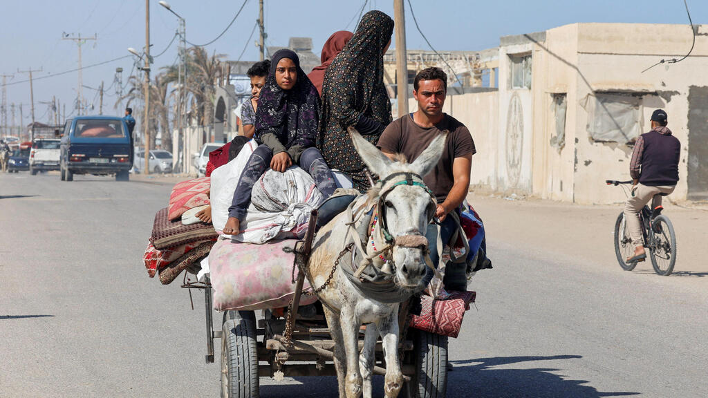 פלסטינים עוזבים את רפיח