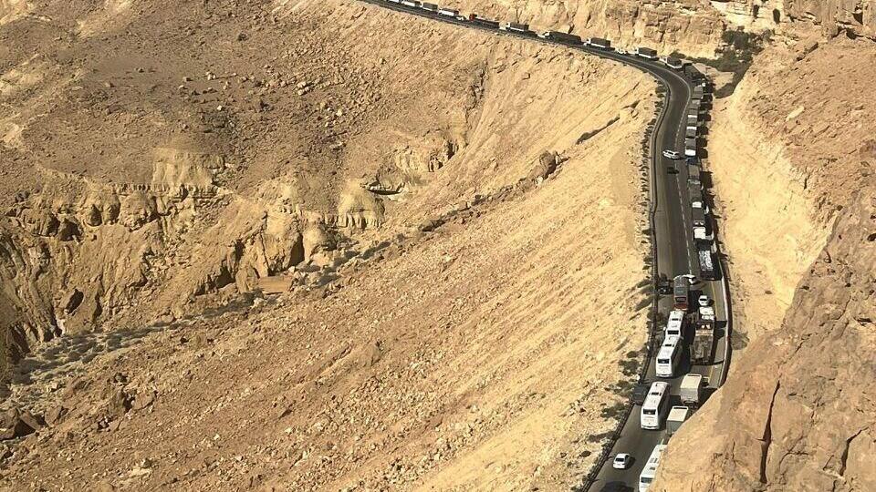 בשעה זו חסימות משאיות הסיוע לחמאס באיזור מצפה רמון