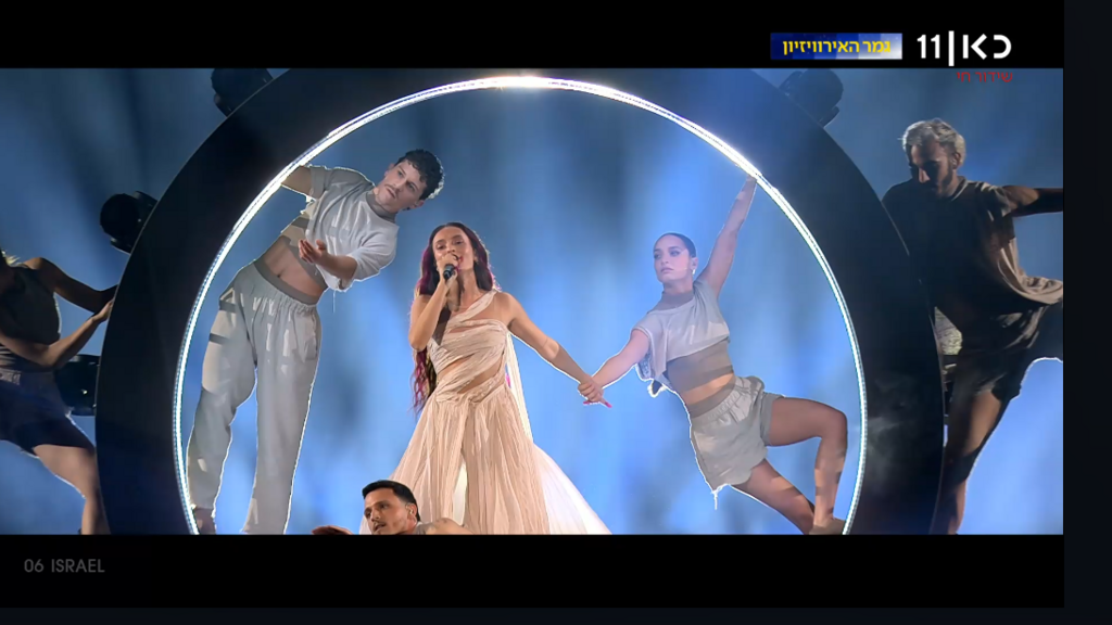 עדן גולן על בימת גמר אירוויזיון 2024  