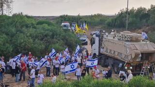 מיצג של לוחמי מלחמת יום הכיפורים מול ביתו של בנימין נתניהו בקיסריה