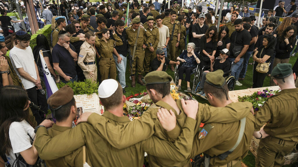  הלווייתו של סמל איתי לבני ז"ל בבית העלמין הצבאי קריית שאול